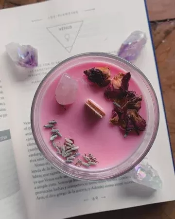 VELA CON CUARZO ROSA-ENCENDIDO DE AMOR Y AUTOSANACIÓN-